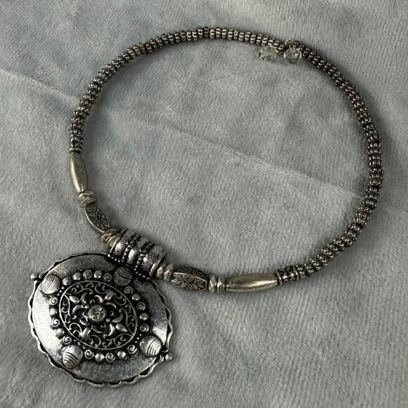 Memory Wire Silver-Tone Choker Length Necklace Ornate Oval Pendant Beaded Accent - Picture 5 of 16